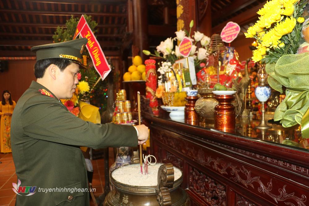 Đại tá Bùi Quang Thanh, Giám đốc Công an tỉnh dâng hương lên cố Tổng Bí thư Lê Hồng Phong