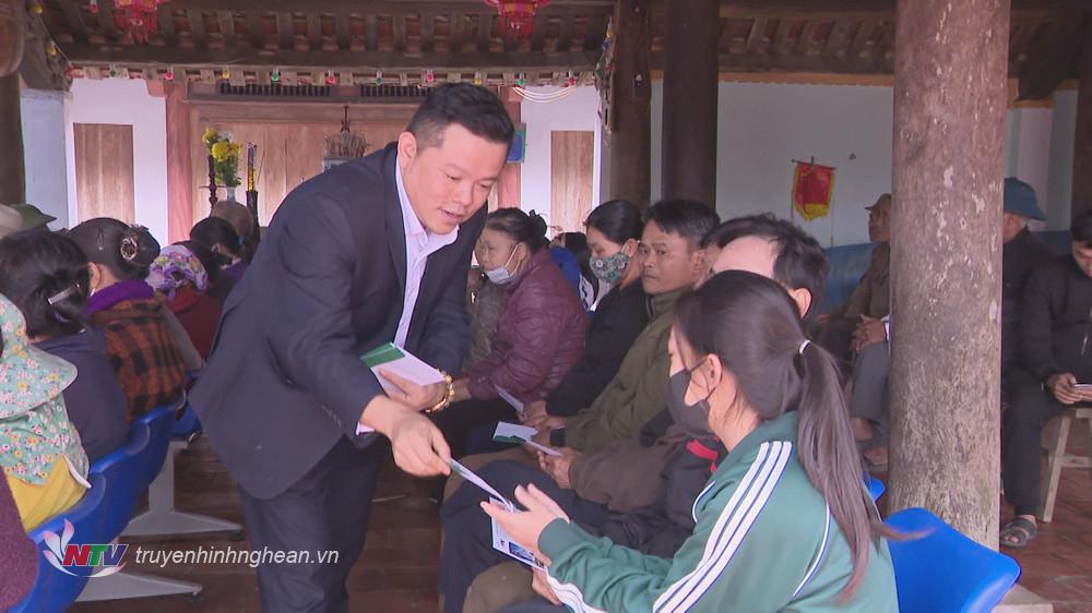 Nhà báo Nguyễn Kiều Hưng - Trưởng phòng Chuyên đề, Đài PT-TH Nghệ An trao quà Tết cho các hộ nghèo.