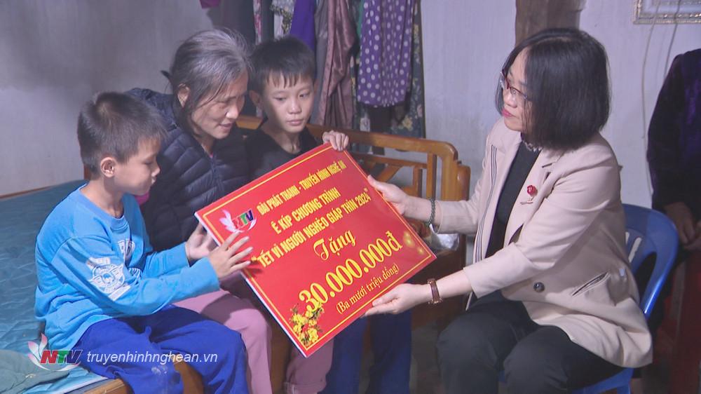 Phó Giám đốc Đài PT-TH Nghệ An Trần Thanh Huyền trao hỗ trợ gia đình chị Nguyễn Thị Đông 