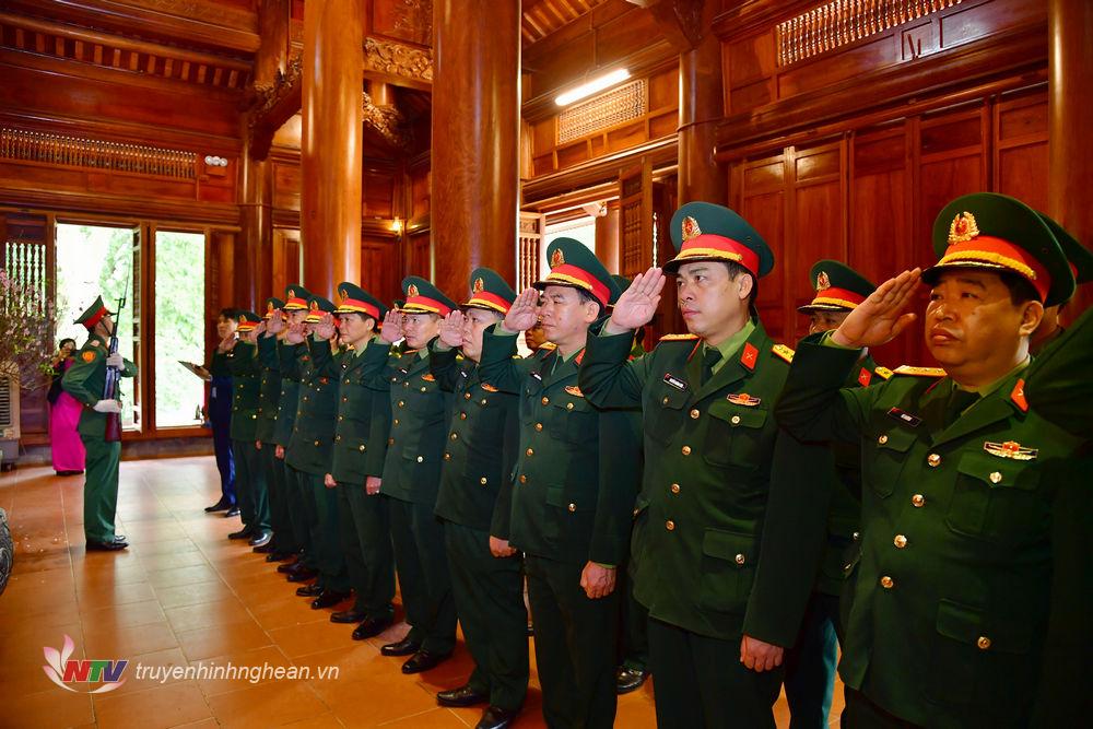 Đoàn đại biểu Bộ Chỉ huy Quân sự tỉnh Nghệ An kính cẩn nghiêng mình trước anh linh Chủ tịch Hồ Chí Minh. 