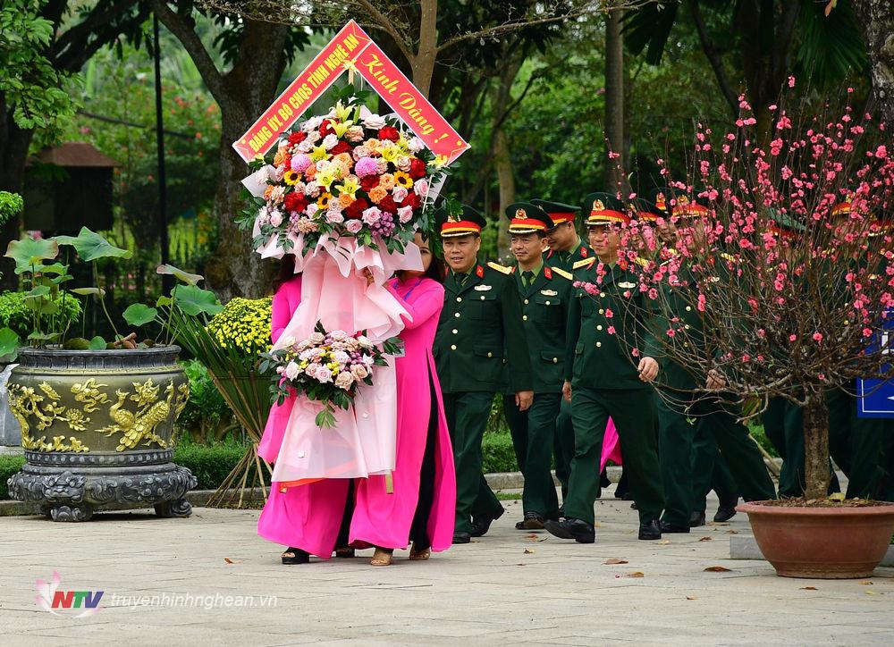 Bộ Chỉ huy Quân sự tỉnh Nghệ An dâng hoa tại Khu di tích Quốc gia đặc biệt Kim Liên, Nam Đàn.