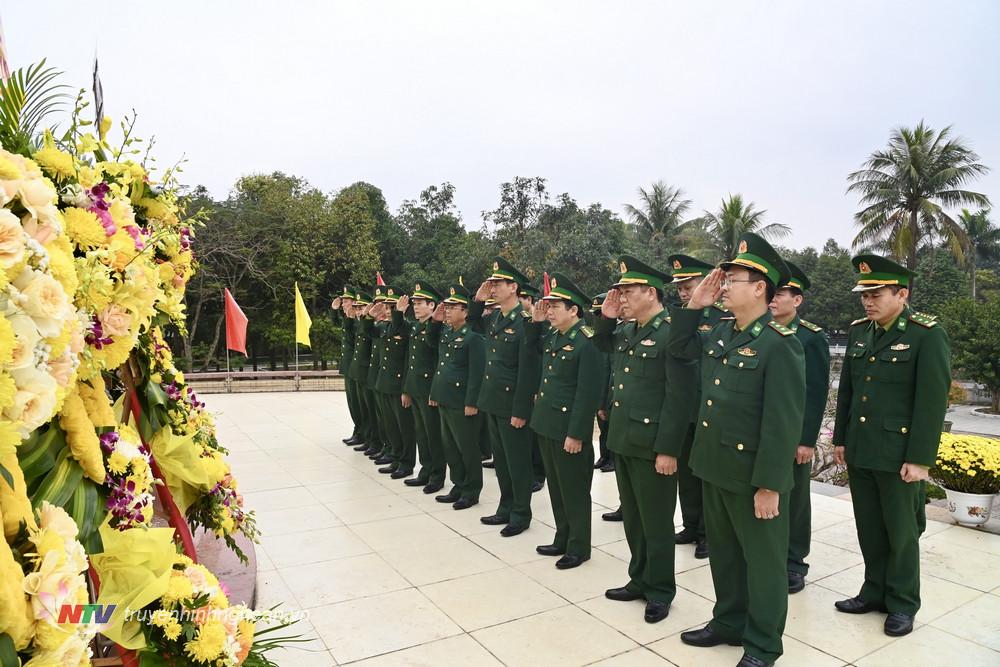 Bộ chỉ huy BĐBP tỉnh dâng hoa, dâng hương tưởng niệm các Anh hùng Liệt sỹ tại nghĩa trang Liệt sỹ thành phố Vinh.