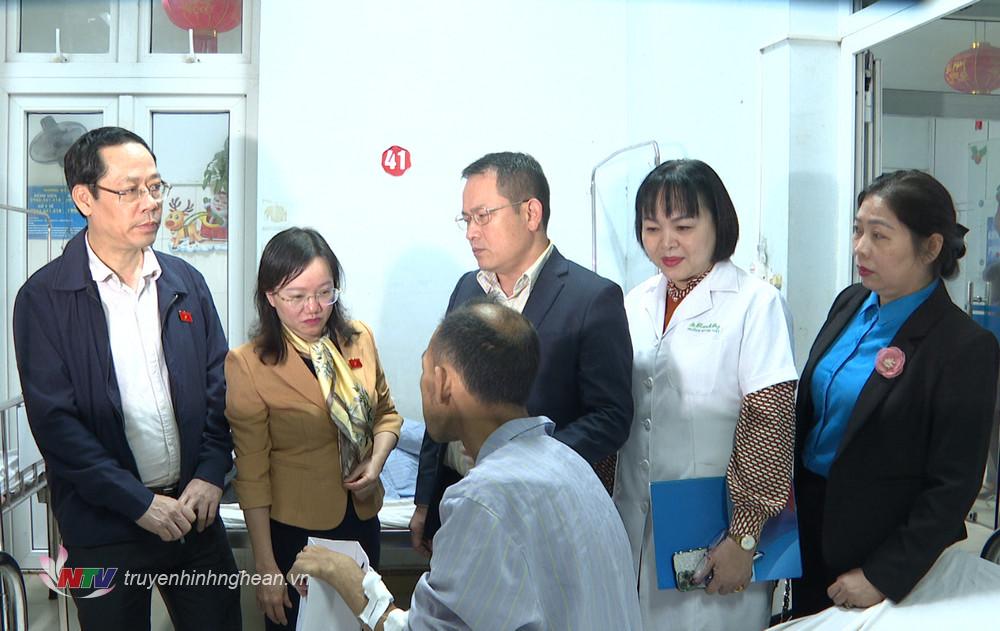Đoàn đại biểu Quốc hội tỉnh và Sở Y tế trao quà cho bệnh nhân đang điều trị tại Bệnh viện Hữu nghị Đa khoa Nghệ An. 