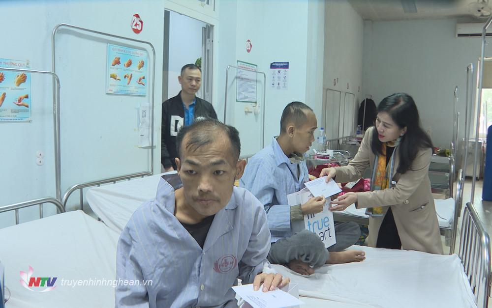 Đoàn đại biểu Quốc hội tỉnh trao quà cho bệnh nhân đang điều trị tại Bệnh viện Hữu nghị Đa khoa Nghệ An. 