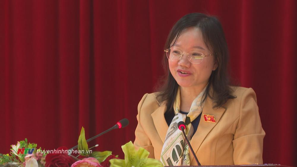 Phó trưởng đoàn chuyên trách đoàn ĐBQH tỉnh Thái Thị An Chung phát biểu tại chương trình.