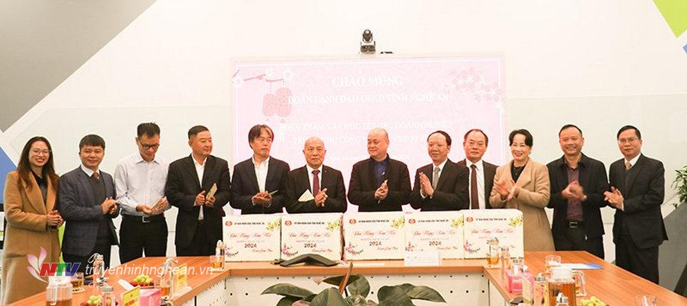 Phó Chủ tịch UBND tỉnh Bùi Thanh An và đoàn công tác tặng quà chúc mừng năm mới các doanh nghiệp đang đầu tư tại Khu công nghiệp VSIP