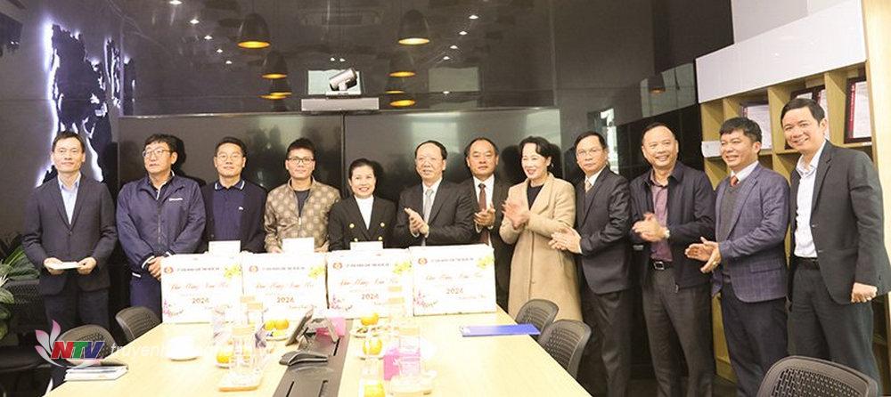 Phó Chủ tịch UBND tỉnh Bùi Thanh An và đoàn công tác tặng quà chúc mừng năm mới cho các doanh nghiệp đang đầu tư tại Khu công nghiệp WHA