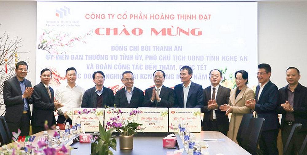 Phó chủ tịch UBND tỉnh Bùi Thanh An và đoàn công tác tặng quà chúc Tết các doanh nghiệp đang đầu tư tại Khu công nghiệp Hoàng Mai 1