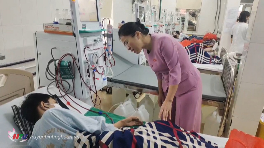 Đồng chí Võ Thị Minh Sinh chủ tịch UBMTTQ tỉnh Nghệ An hỏi thăm động viên bệnh nhân đang chạy thận tại Bệnh viên đa khoa Nghi Lộc.