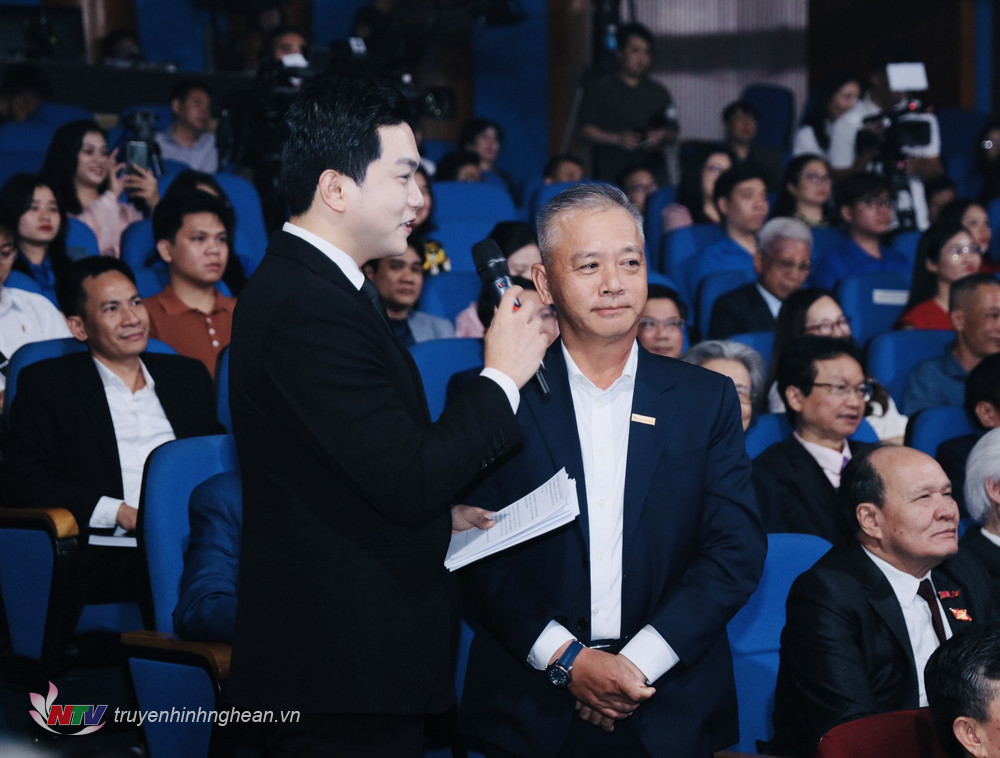 Ông Phan Đình Tuệ - Chủ tịch Hội đồng quản trị Bamboo Airways- Chủ tịch Hội doanh nghiệp Nghệ Tĩnh tại TPHCM chia sẻ tại chương trình.