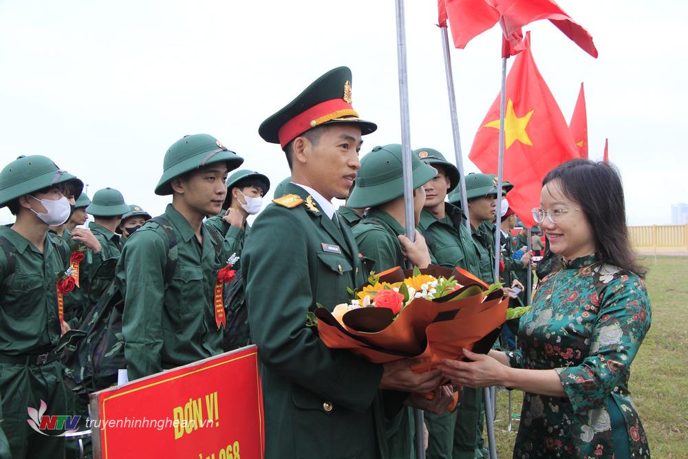 Phó trưởng đoàn ĐBQH tỉnh Thái Thị An Chung tặng qua các đơn vị nhận quân và các tân binh trước giờ lên đường.