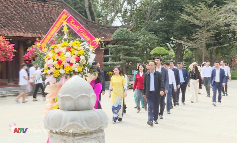 Cơ quan Văn phòng Đoàn đại biểu Quốc hội và HĐND tỉnh về Khu Di tích Quốc gia đặc biệt Kim Liên làm lễ dâng hoa, dâng hương tưởng niệm Chủ tịch Hồ Chí Minh.