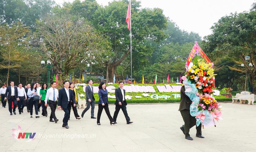 Đồng chí Đào Hồng Lan, Ủy viên Trung ương Đảng, Bộ trưởng Bộ Y tế và đoàn công tác của Bộ đã về Khu Di tích Quốc gia đặc biệt Kim Liên dâng hoa, dâng hương tưởng niệm Chủ tịch Hồ Chí Minh. 
