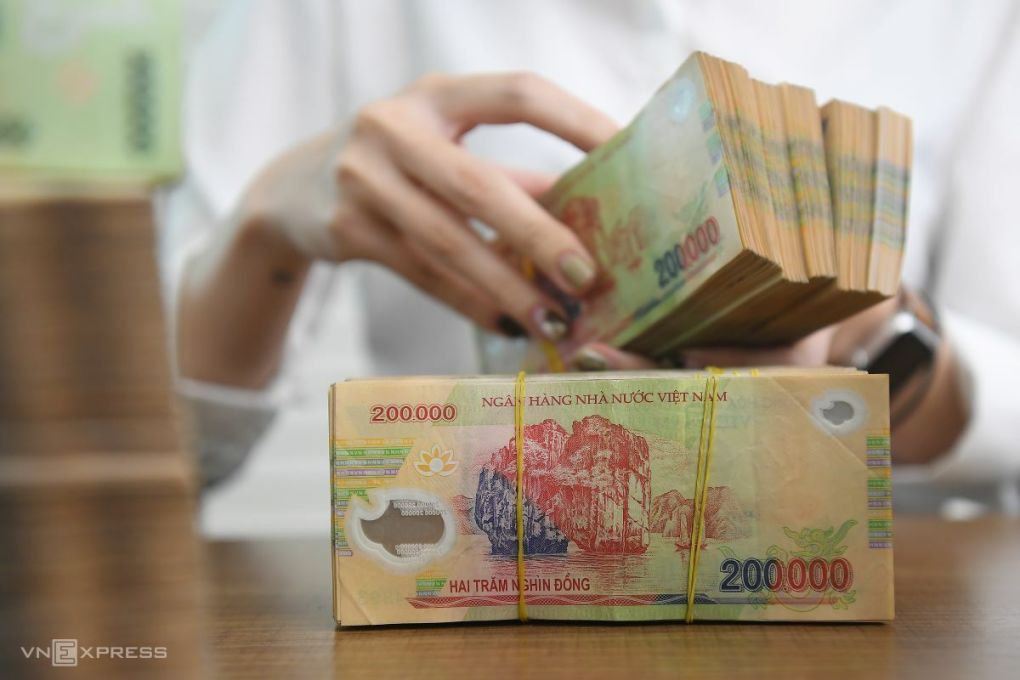 Nhân viên chi nhánh một ngân hàng tại Hà Nội kiểm đếm ngân quỹ, tháng 4/2022. Ảnh: Giang Huy