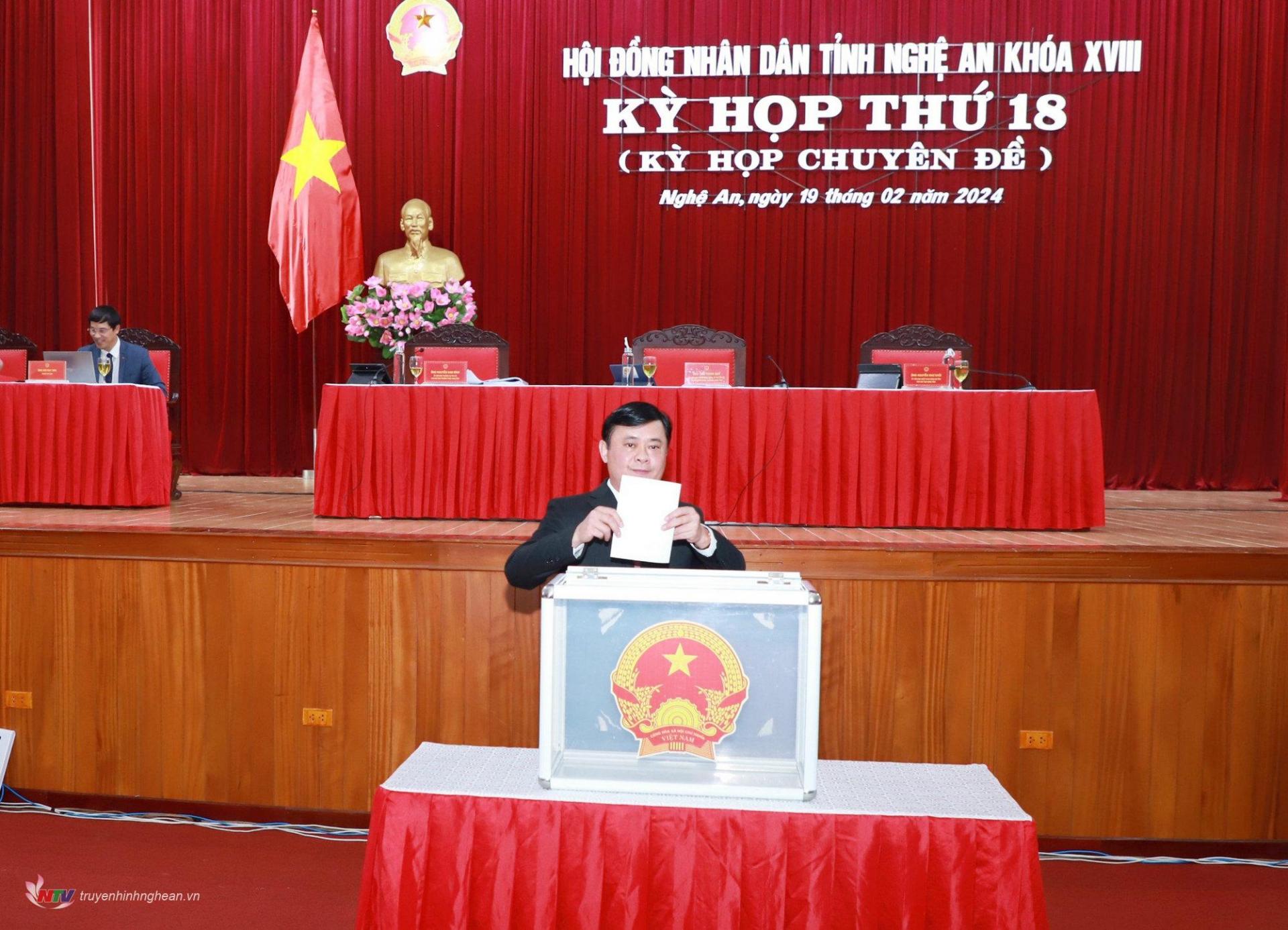 Bí thư Tỉnh ủy, Chủ tịch HĐND tỉnh Nghệ An Thái Thanh Quý bỏ phiếu bầu bổ sung Ủy viên UBND tỉnh nhiệm kỳ 2021 - 2026. 