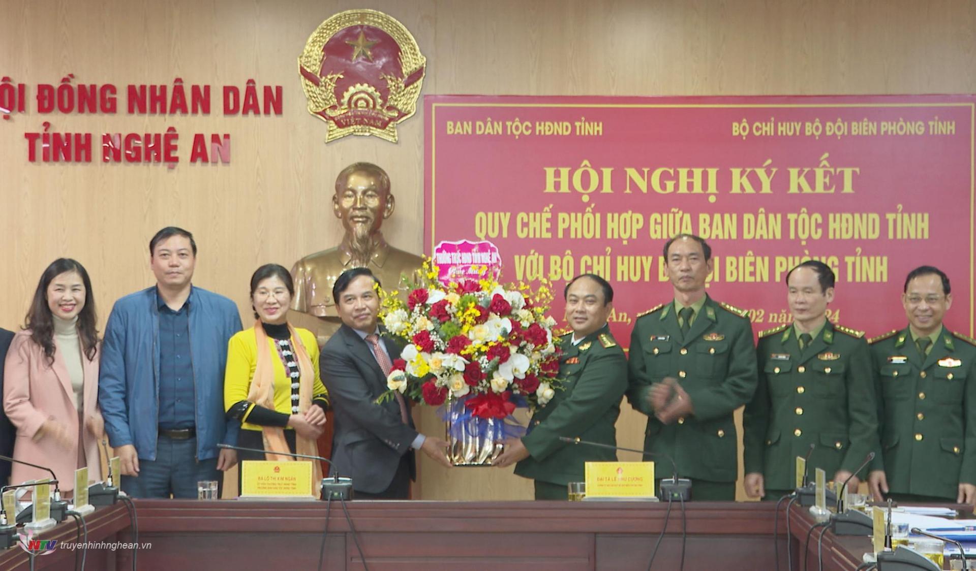 Phó Chủ tịch HĐND tỉnh Nguyễn Như Khôi trao lẵng hoa chúc mừng Bộ Chỉ huy BĐBP tỉnh nhân kỷ niệm 65 năm ngày thành lập lực lượng BĐBP Việt Nam.