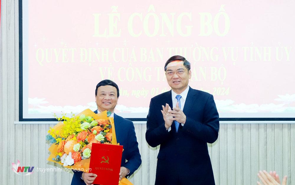 Phó Bí thư Tỉnh uỷ Hoàng Nghĩa Hiếu trao Quyết định, tặng hoa chúc mừng Phó Trưởng Ban Nội chính Tỉnh uỷ Nguyễn Văn Hải. 