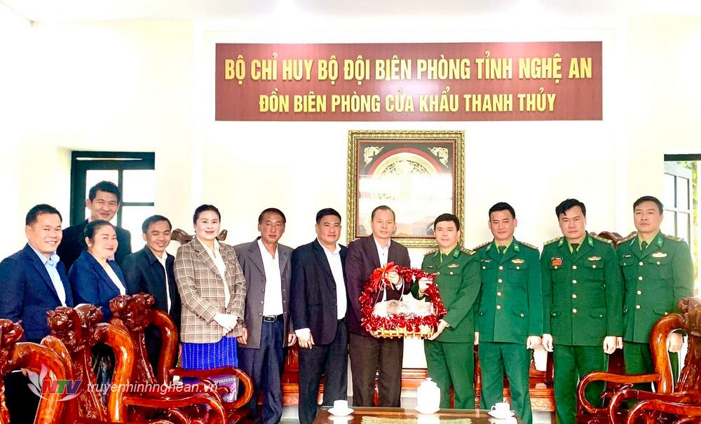 Đoàn công tác huyện Xay Chăm Phon, tỉnh Bô Ly Khăm Xay, nước CHDCND Lào tặng quà, chúc Tết Giáp Thìn 2024 Đồn Biên phòng cửa khẩu Thanh Thủy, BĐBP Nghệ An.