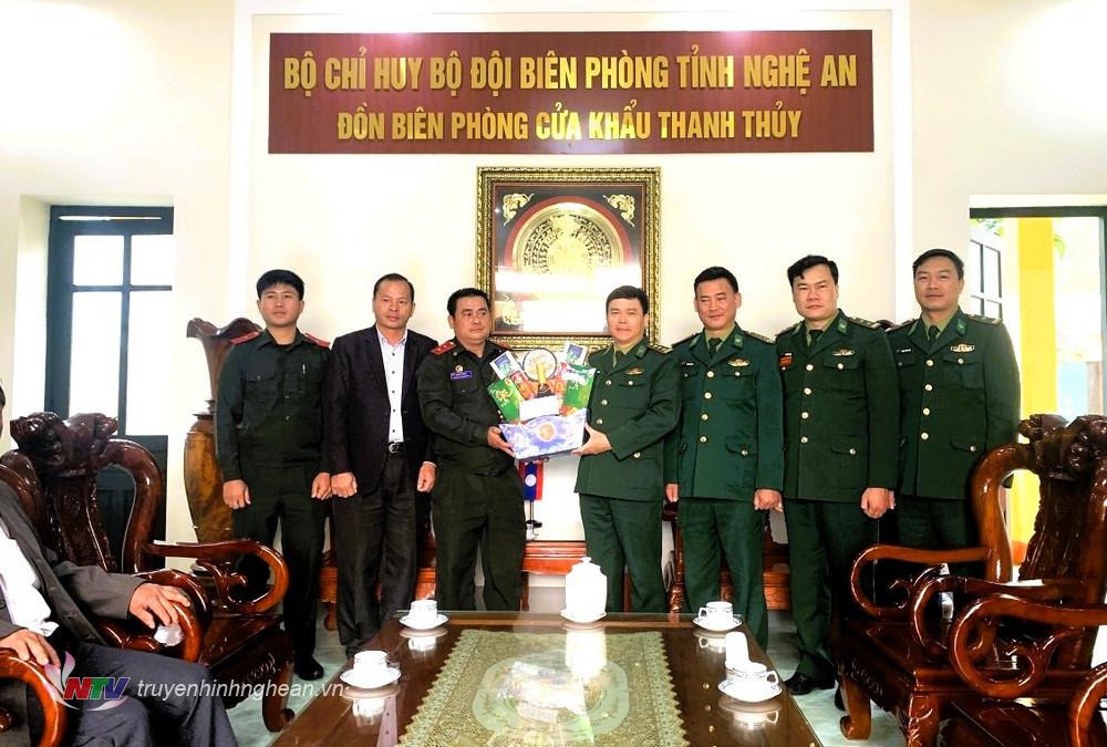 Đại đội Biên phòng 252 (Bộ Chỉ huy quân sự tỉnh Bô Ly Khăm Xay, CHDCND Lào) tặng quà, chúc Tết Đồn Biên phòng cửa khẩu Thanh Thủy, BĐBP Nghệ An