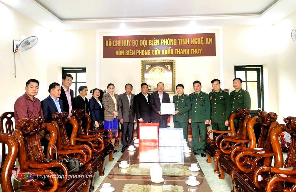 Đồn Biên phòng cửa khẩu Thanh Thủy, BĐBP Nghệ An tặng quà huyện Xay Chăm Phon, tỉnh Bô Ly Khăm Xay, CHDCND Lào.