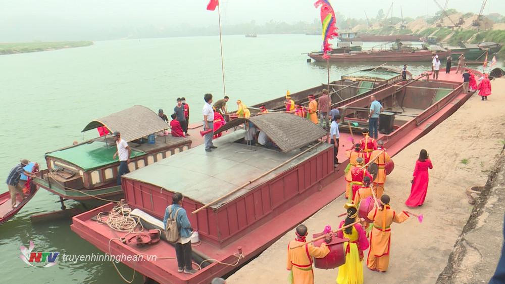 Tại bến Sa Nam, huyện Nam Đàn đã bố trí thuyền được trang trí cờ hoa, sau đó đoàn rước lên thuyền ngược dòng sông Lam đến thượng nguồn lấy nước.
