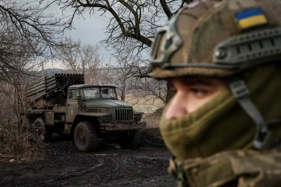 Binh sĩ thuộc Lữ đoàn bộ binh cơ giới số 59 của Ukraine bên cạnh hệ thống tên lửa phóng loạt BM-21 Grad gần tiền tuyến Donetsk. Ảnh: Reuters