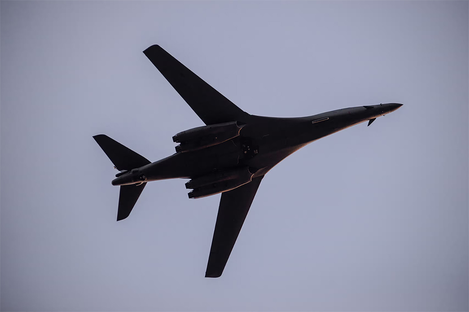 Máy bay ném bom B-1B Lancer tham gia các cuộc không kích của Mỹ vào Iraq và Syria. Ảnh: The Guardian