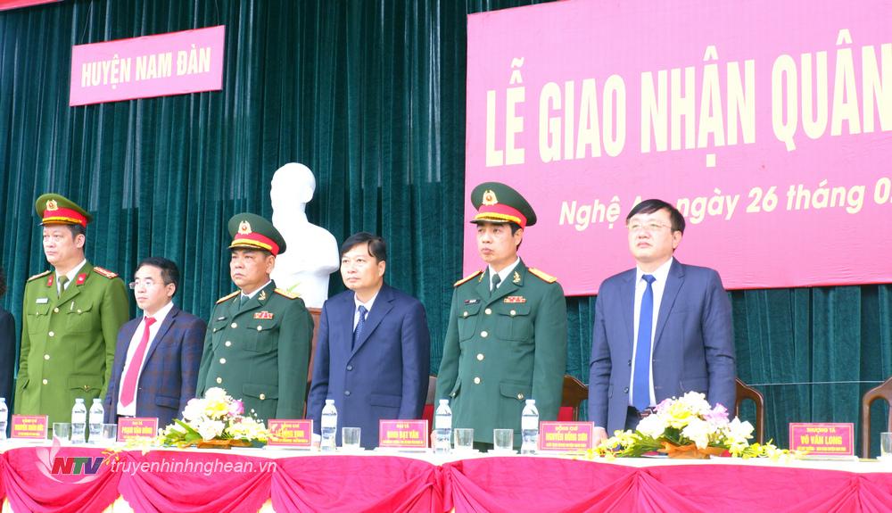 Phó Chủ tịch Thường trực UBND tỉnh Lê Hồng Vinh dự lễ giao nhận quân tại huyện Nam Đàn.