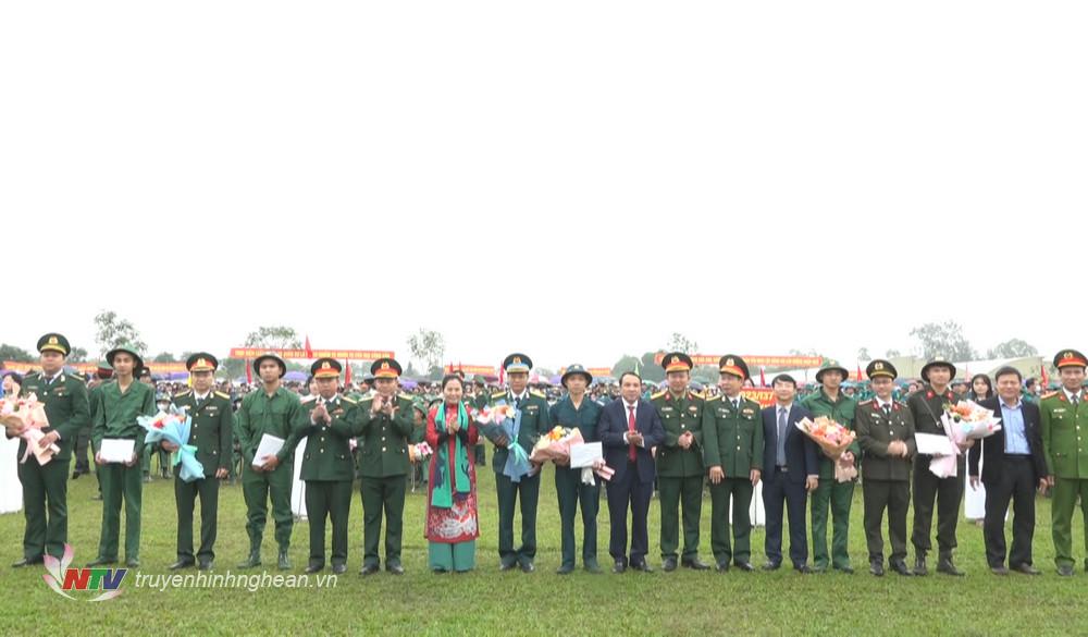 Các đồng chí lãnh đạo tỉnh, huyện Nghi Lộc tặng hoa động viên các tân binh.
