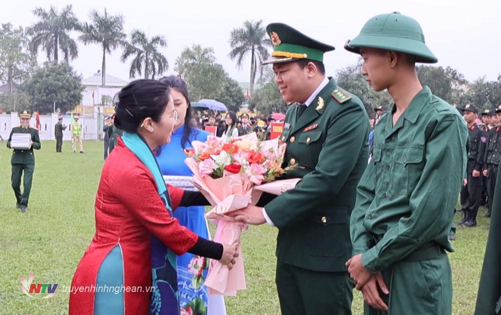 Chủ tịch Ủy ban MTTQ tỉnh Võ Thị Minh Sinh tặng hoa động các tân binh.