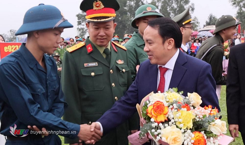 Lãnh đạo huyện Nghi Lộc động viên các tân binh trước giờ lên đường nhập ngũ.