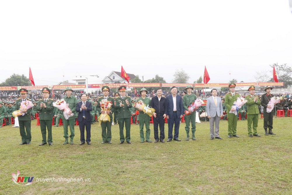 Các đại biểu tặng hoa chúc mừng các đơn vị nhân quân và thanh niên huyện Tân Kỳ lên đường nhập ngũ