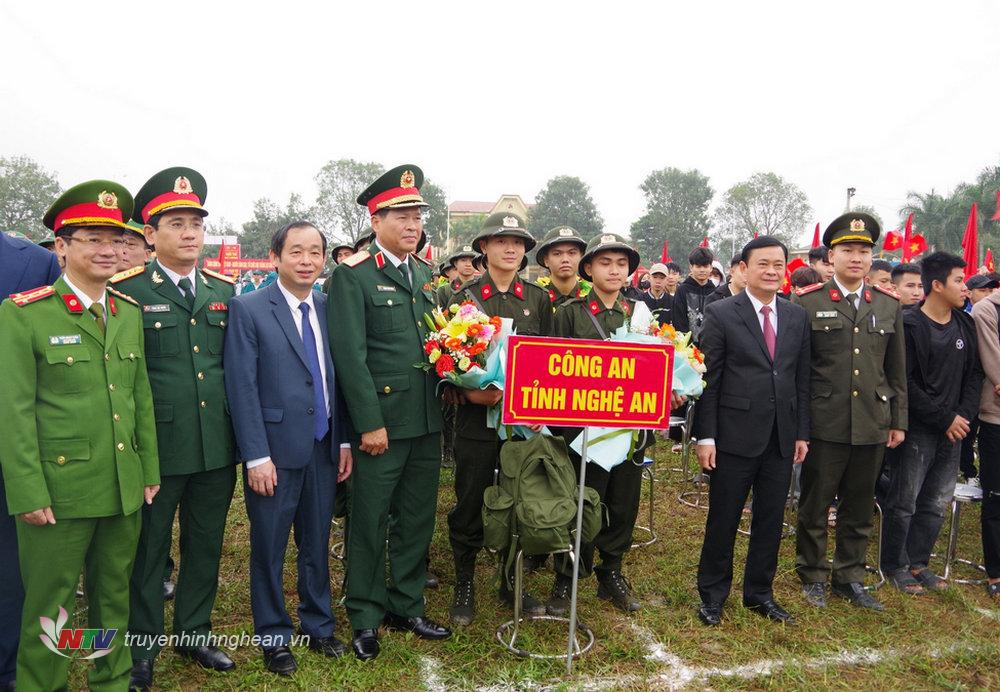 Các đồng chí lãnh đạo Quân khu 4, tỉnh Nghệ An, các đơn vị tặng hoa, động viên các tân binh huyện Đô Lương trước giờ lên đường nhập ngũ.