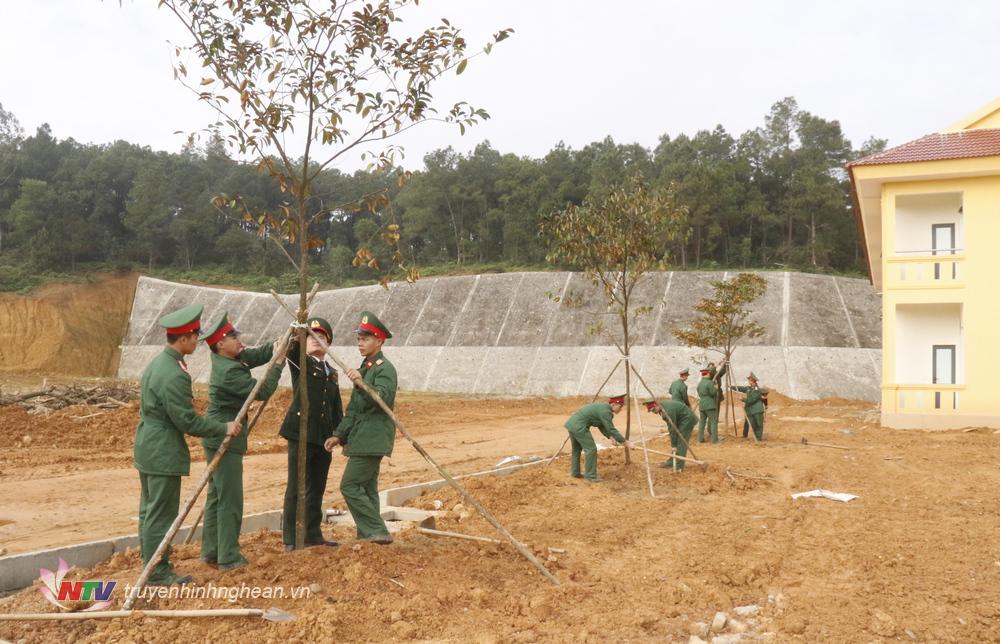 Ngay sau lễ phát động, các cơ quan đơn vị trực thuộc Bộ Chỉ huy Quân sự tỉnh đồng loạt tổ chức trồng cây tại các cơ quan đơn vị mình.