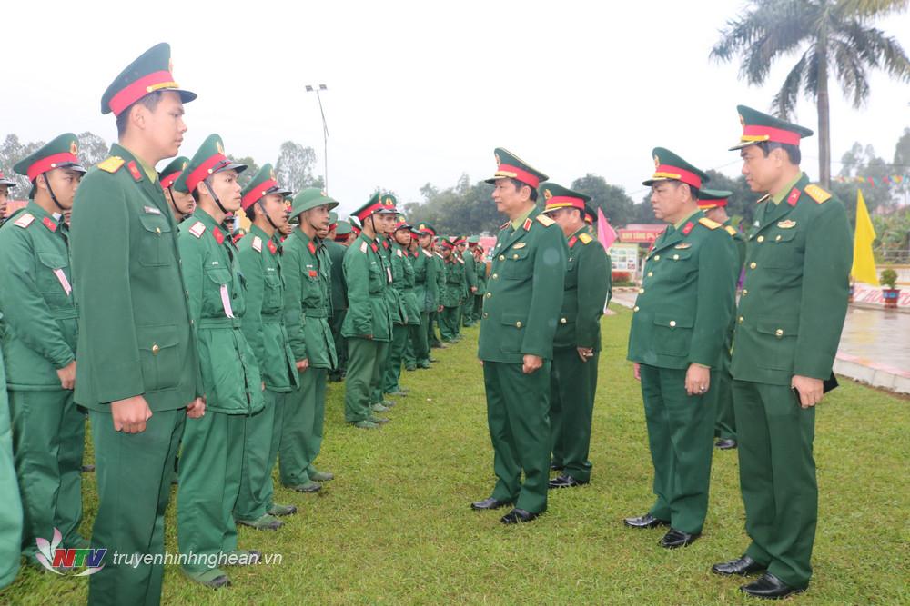 Trung tướng Hà Thọ Bình, Tư lệnh Quân khu và Đoàn công tác Quân khu 4 thăm, động viên chiến sỹ mới Tiểu đoàn 2, Trường Quân sự Quân khu.
