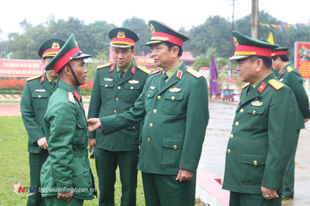 Trung tướng Hà Thọ Bình, Tư lệnh Quân khu 4 động viên chiến sỹ mới 
