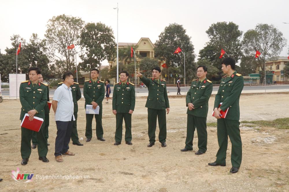 Đại tá Đinh Bạt Văn cùng đoàn công tác kiểm tra công tác chuẩn bị Lễ giao nhận quân tại huyện Đô Lương.