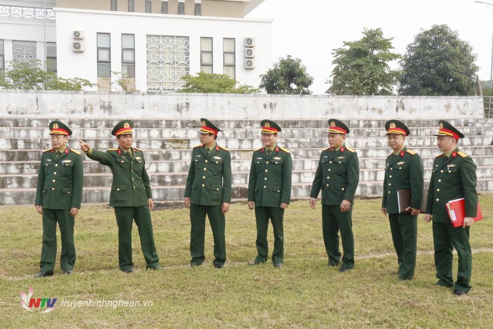 Đoàn công tác kiểm tra công tác chuẩn bị tại Ban chỉ huy quân sự huyện Nam Đàn.