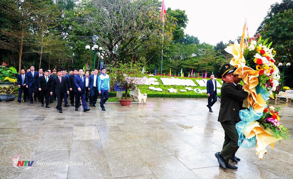Chủ tịch Quốc hội Vương Đình Huệ và đoàn đại biểu về dâng hoa tại Khu Di tích Quốc gia đặc biệt Kim Liên. 
