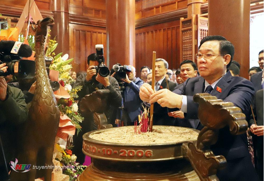 Chủ tịch Quốc hội Vương Đình Huệ dâng hoa tưởng niệm Chủ tịch Hồ Chí Minh.