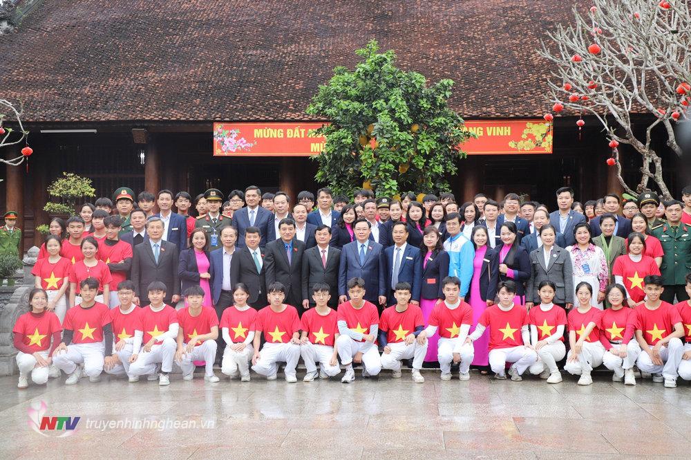 Chủ tịch Quốc hội Vương Đình Huệ và lãnh đạo các cơ quan Trung ương, tỉnh Nghệ An chụp ảnh lưu niệm cùng 55 thanh niên ưu tú của tỉnh Nghệ An.
