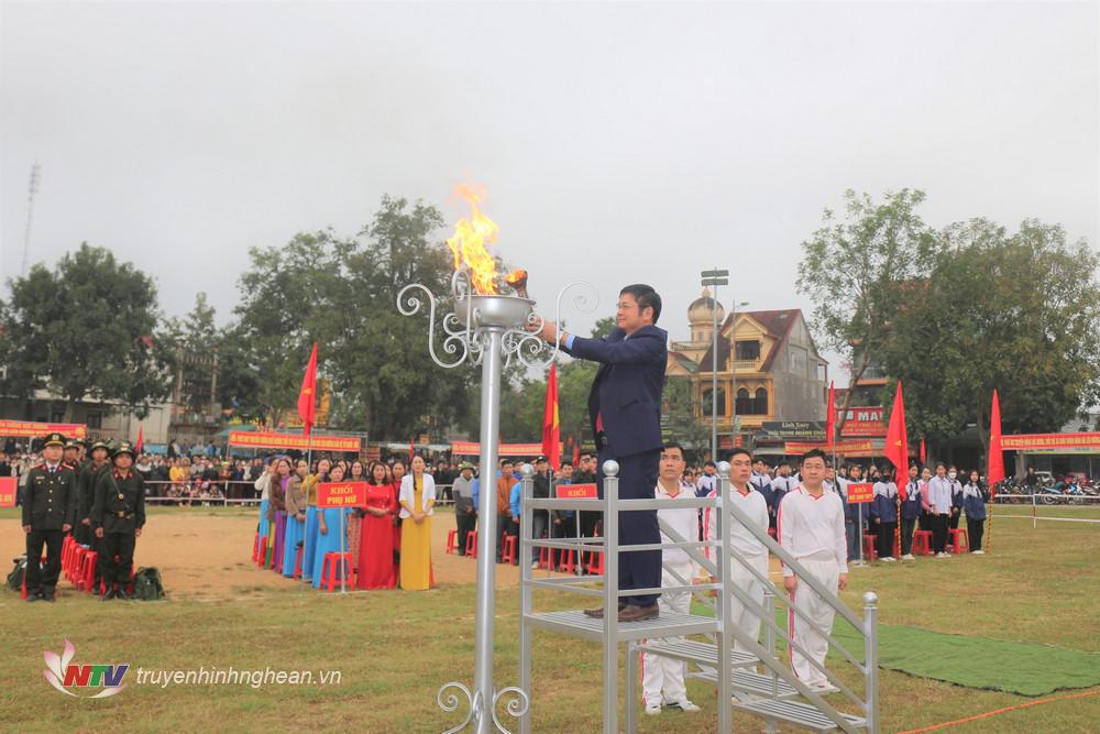 Lãnh đạo huyện thực hiện nghi thức đốt lửa truyền thống tại buổi lễ.
