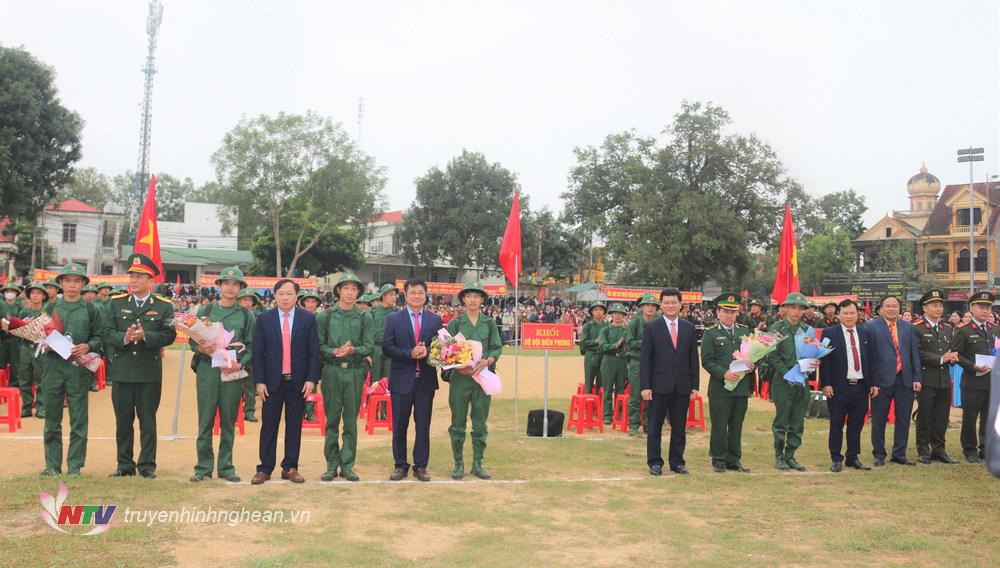 Chủ nhiệm Ủy ban Kiểm tra Tỉnh ủy Phạm Trọng Hoàng cùng lãnh đạo huyện tặng hoa động viên các tân binh.