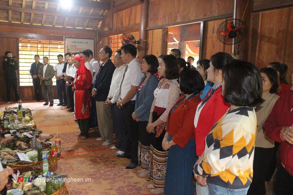 Thầy mo (áo đỏ) thực hiện nghi lễ cúng tại đền Mường Ham theo phong tục của người Thái.
