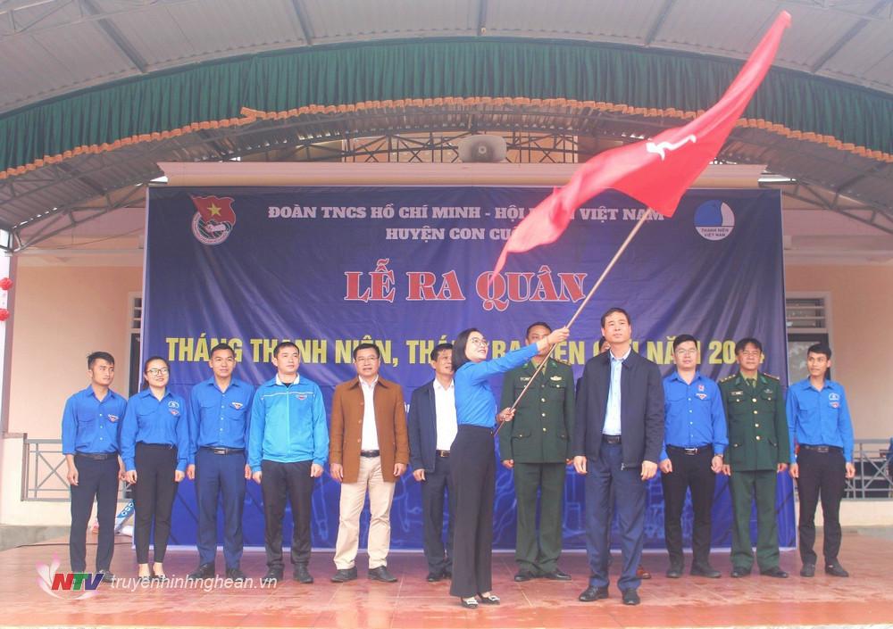 Lãnh đạo huyện Con Cuông trao cờ lệnh phát động ra quân hưởng ứng Tháng Thanh niên năm 2024 cho huyện đoàn Con Cuông
