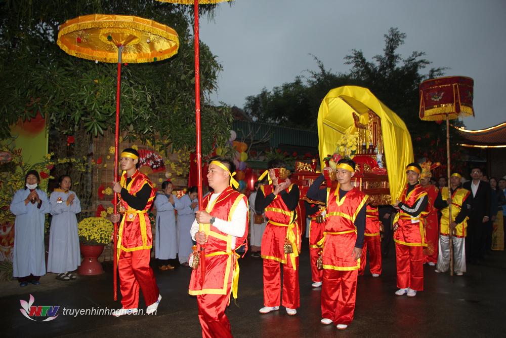 Đoàn rước kiệu Thánh Mẫu đến chùa Càn Môn, phường Quỳnh Phương