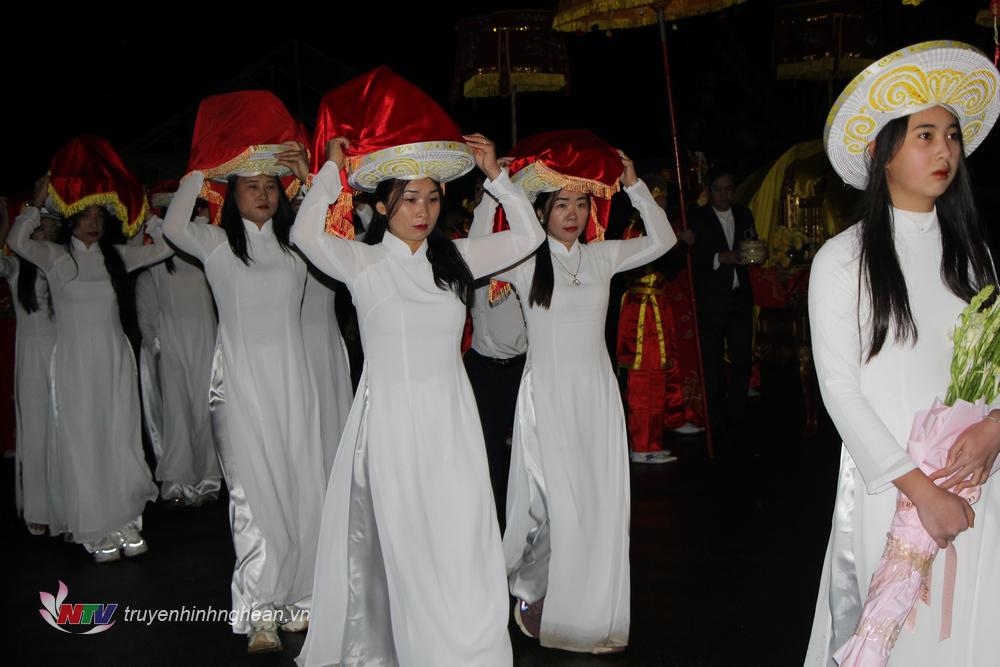 2.Đội bưng lễ là các cô gái mặc trang phục áo dài truyền thống mũ xếp đi thành 2 hàng dâng lễ lên Phật