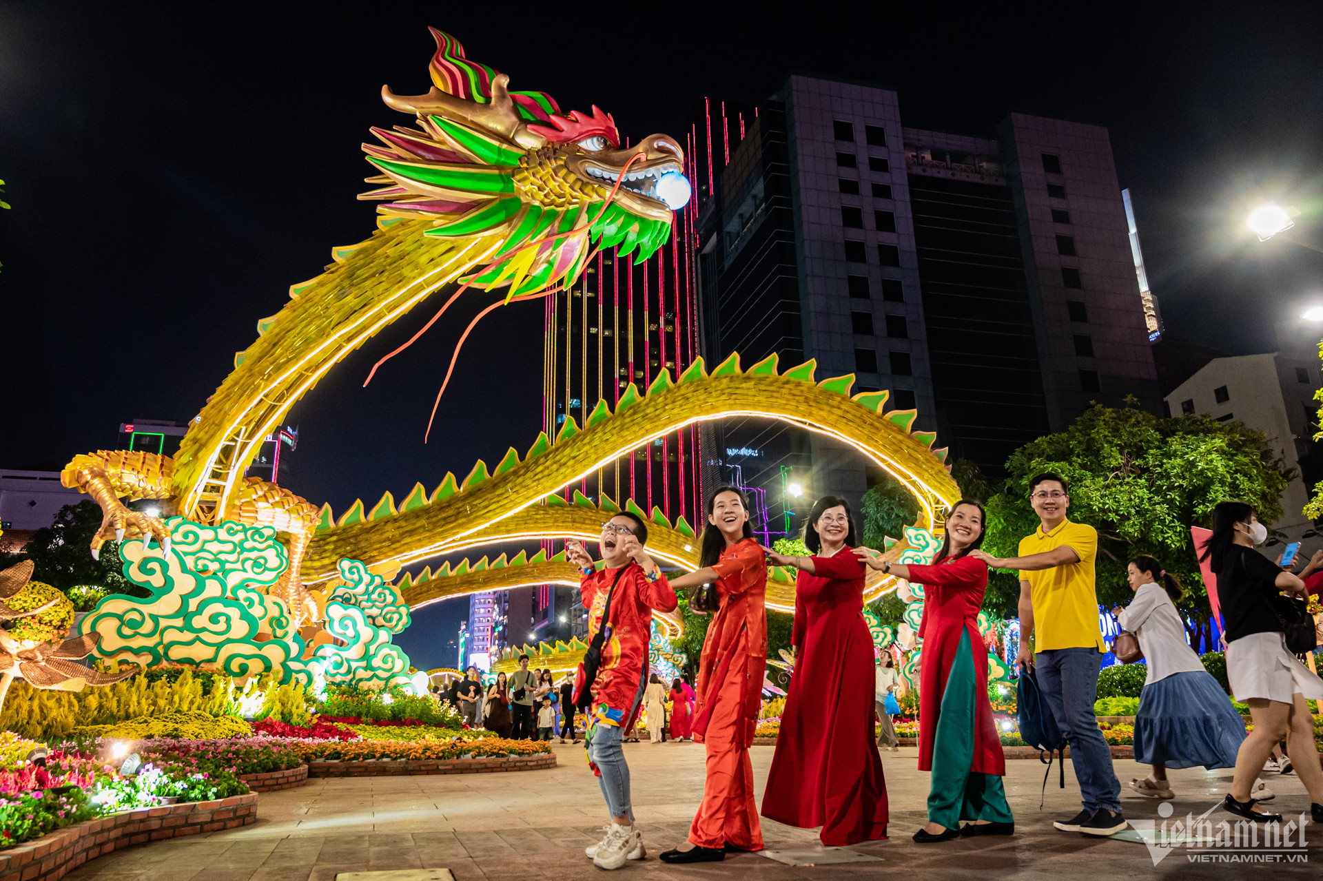 Tết Việt độc đáo không chỉ ở những nét đẹp phong tục hay những món ăn truyền thống mà còn đa dạng sắc màu bởi nó không bó hẹp trong phạm vi lễ tết thông thường: cúng tiễn năm cũ, mừng năm mới, vui chơi, hội hè.