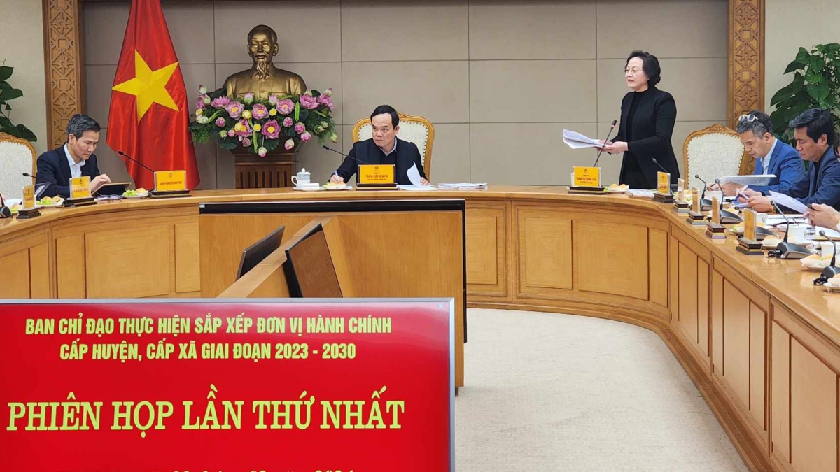 Bộ trưởng Nội vụ Phạm Thị Thanh Trà báo cáo tại phiên họp. Ảnh: internet