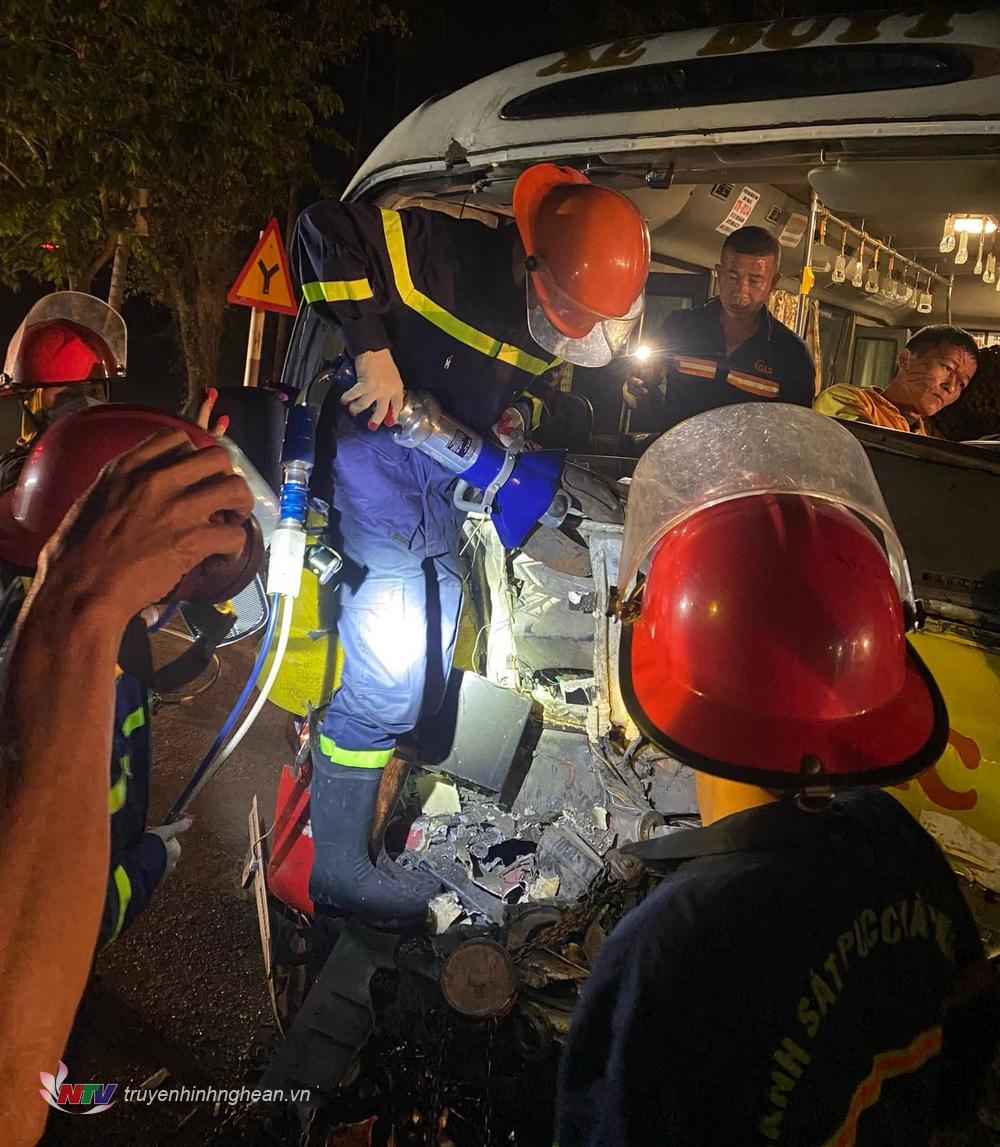 Lực lượng chức năng phá dỡ đầu xe giải cứu hành khách bị mắc kẹt. 